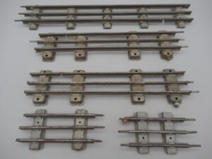Système 3 rails – 5 droites dont 3 avec prises et coupures - JEP