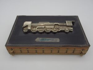Coffret en bois avec locomotive métal argenté Iron Horse
