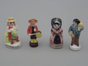 4 fèves de personnages dont la marchande d'ail