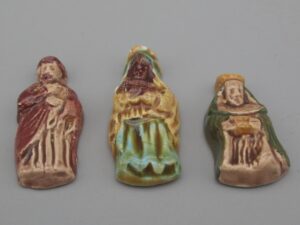 3 fèves personnages à plat type santon ou roi mage