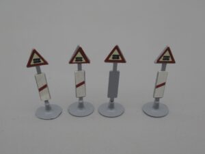 4 panneaux de signalisation de passage à niveaux - Echelle H0
